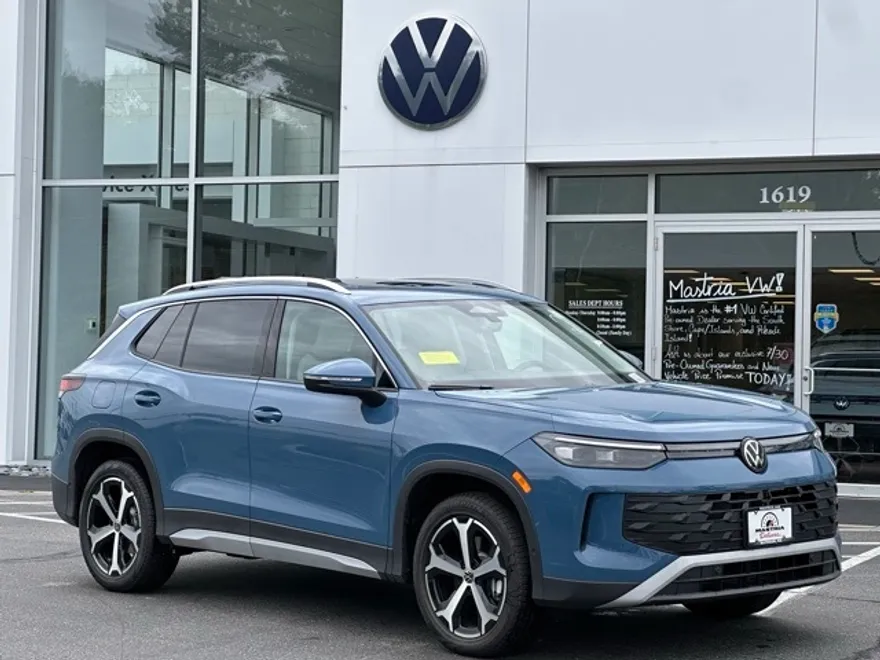 2025 Volkswagen Tiguan SE photo 1