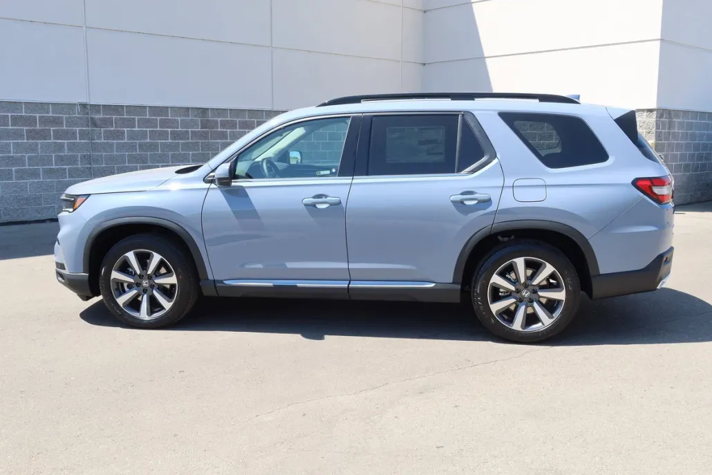 2025 Honda Pilot Touring photo 1