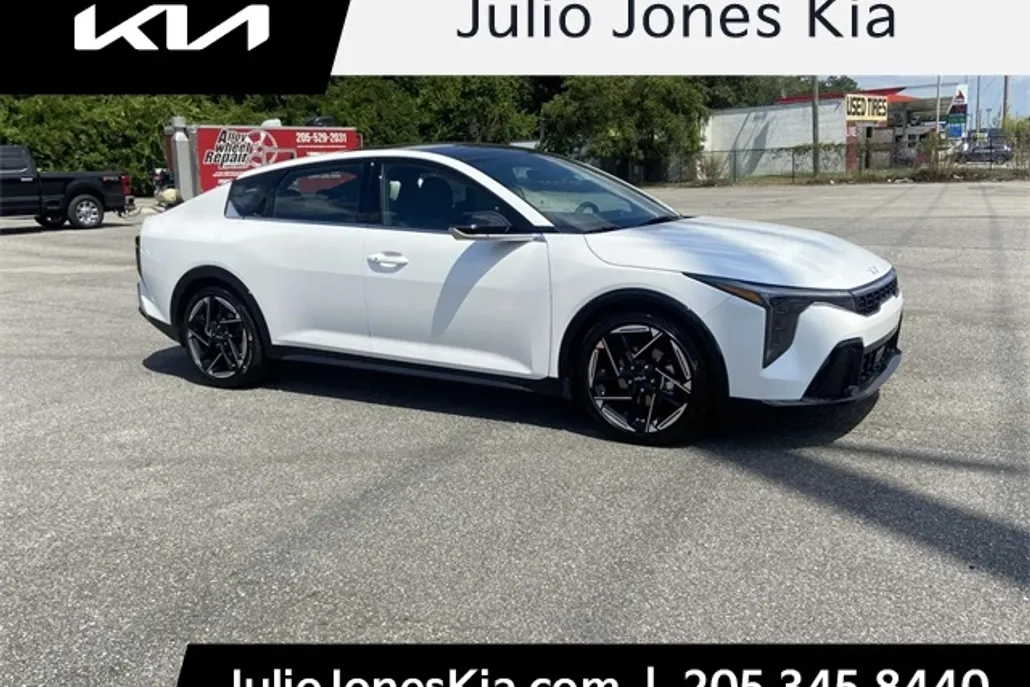 2025 Kia K4 GT-Line photo 1