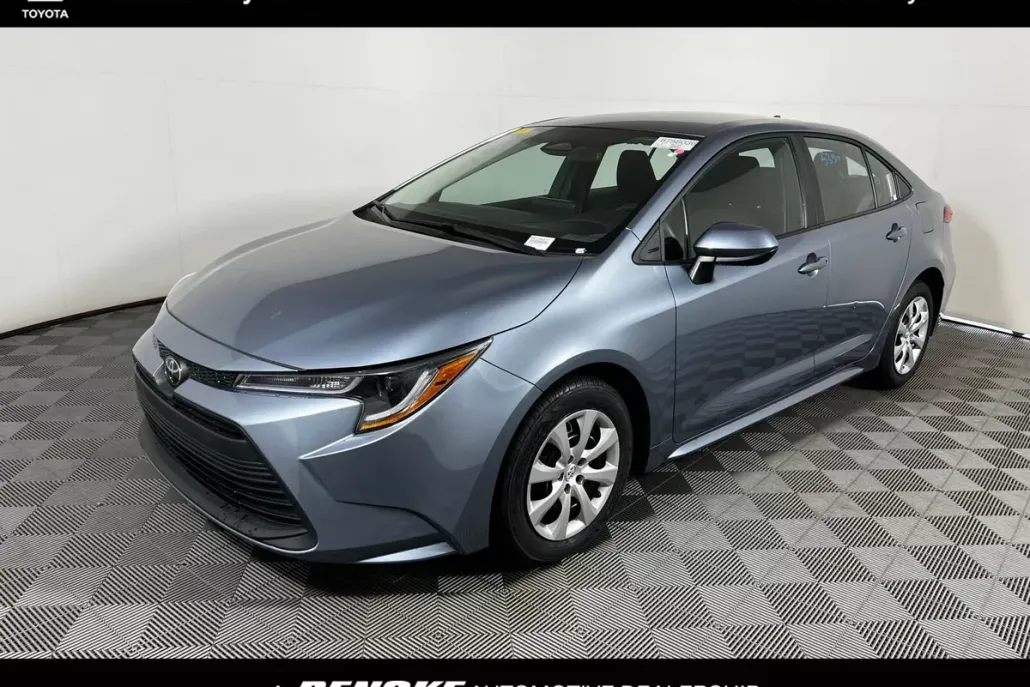2024 Toyota Corolla LE photo 1