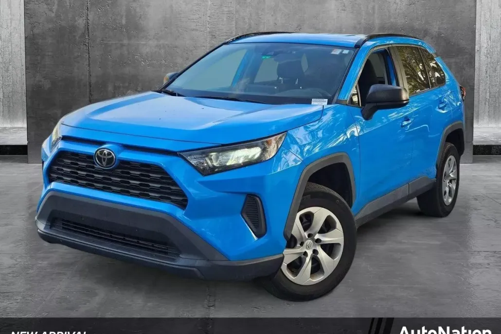 2019 Toyota RAV4 LE photo 1
