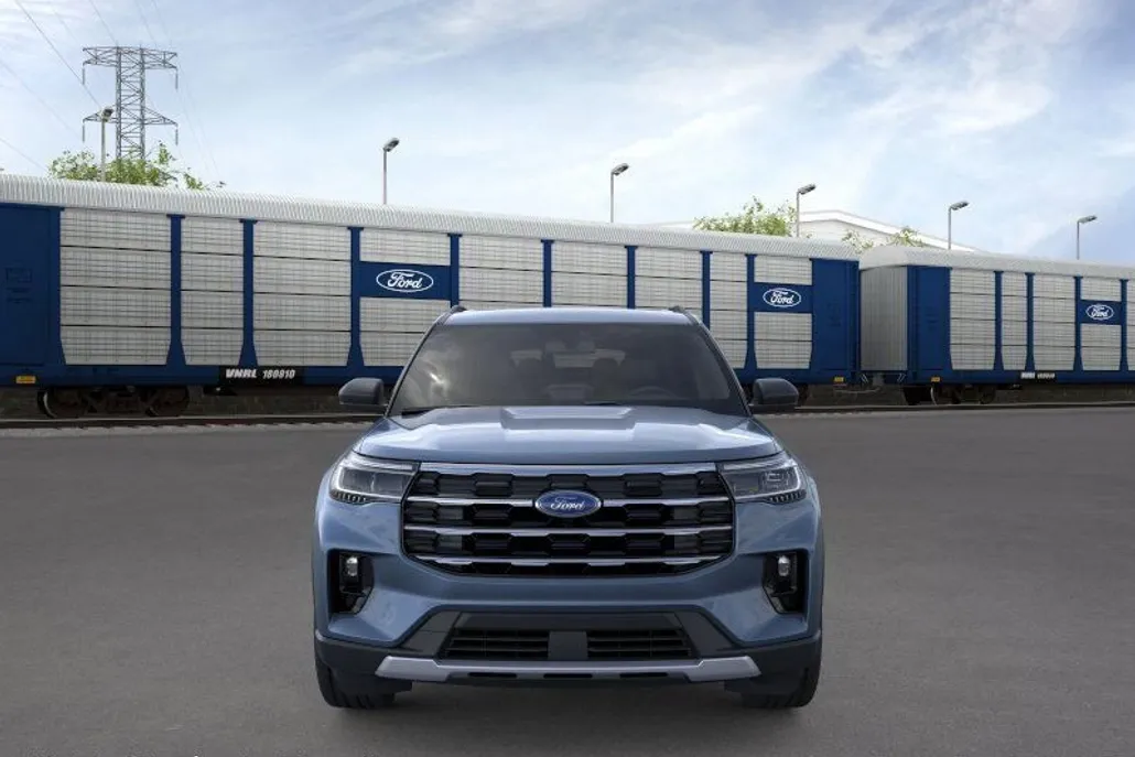 2025 Ford Explorer photo 1