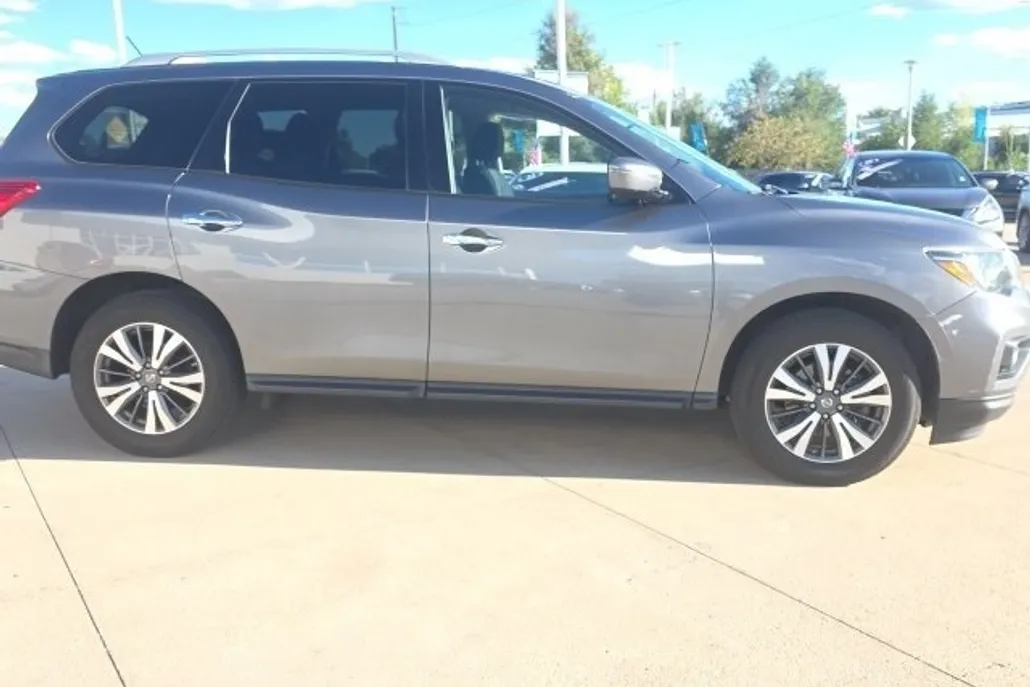 2017 Nissan Pathfinder S photo 1