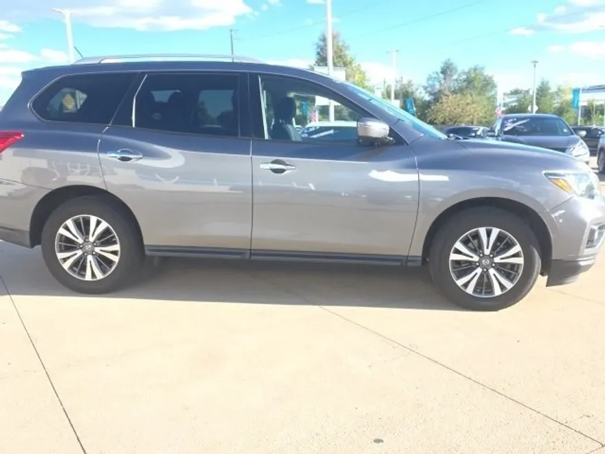 2017 Nissan Pathfinder S photo 1