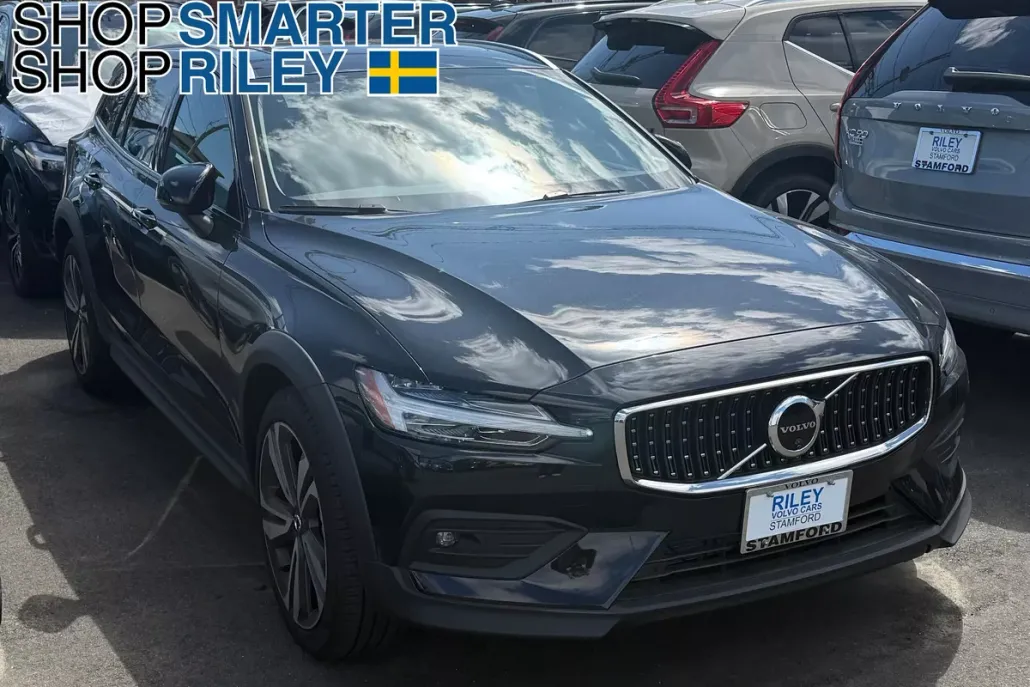 2025 Volvo V60 Cross Country B5 Plus photo 1