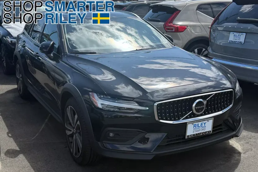 2025 Volvo V60 Cross Country B5 Plus photo 1