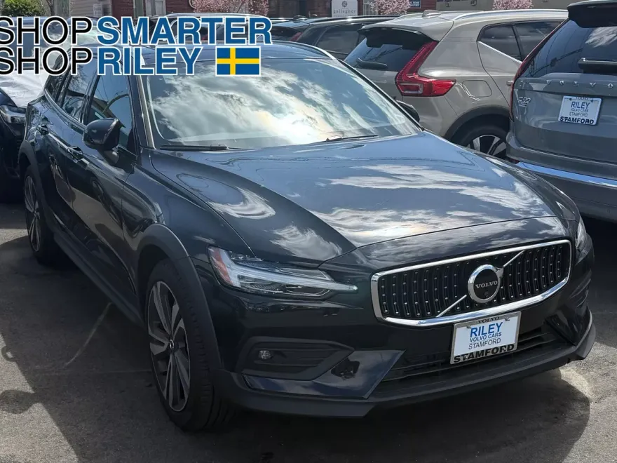 2025 Volvo V60 Cross Country B5 Plus photo 1