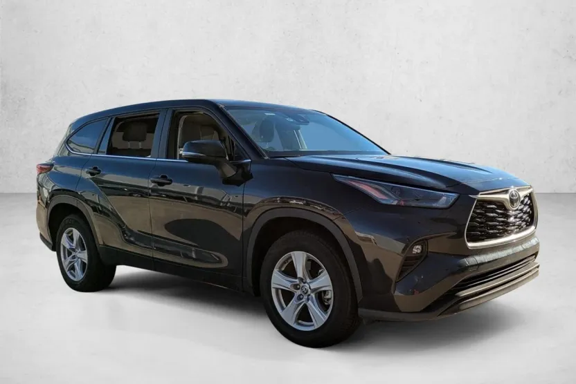 2023 Toyota Highlander LE photo 1