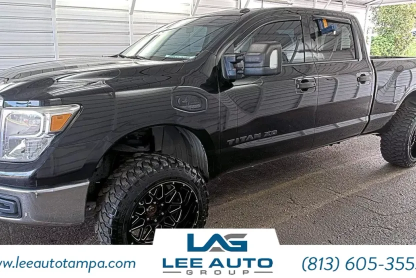 2017 Nissan Titan SV photo 1