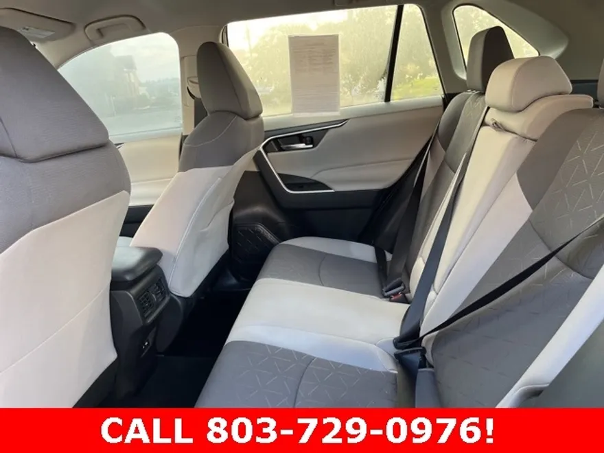 2021 Toyota RAV4 XLE photo 1