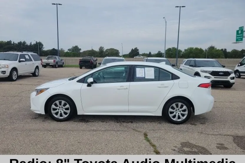 2024 Toyota Corolla LE photo 1