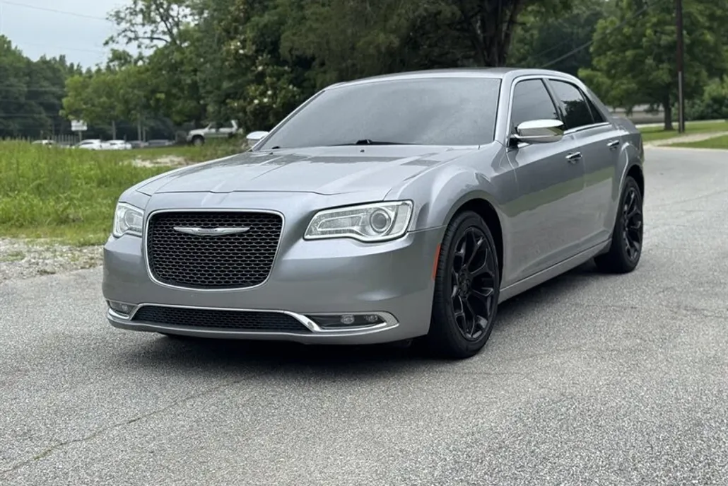 2017 Chrysler 300 C photo 1