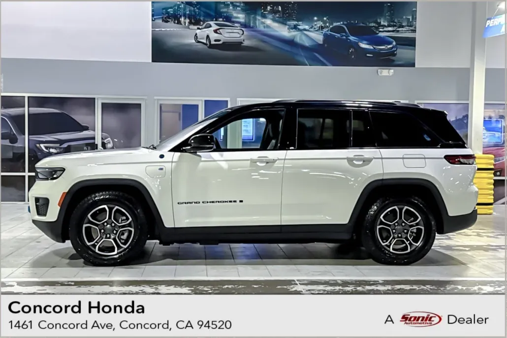 2023 Jeep Cherokee Trailhawk photo 1