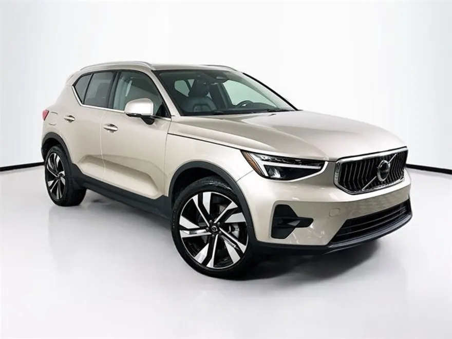 2023 Volvo XC40 Plus photo 1