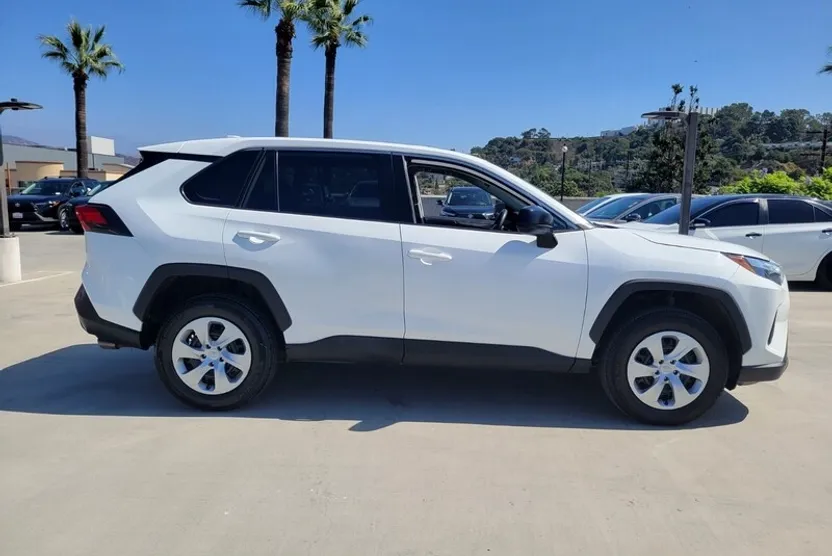 2023 Toyota RAV4 LE photo 1
