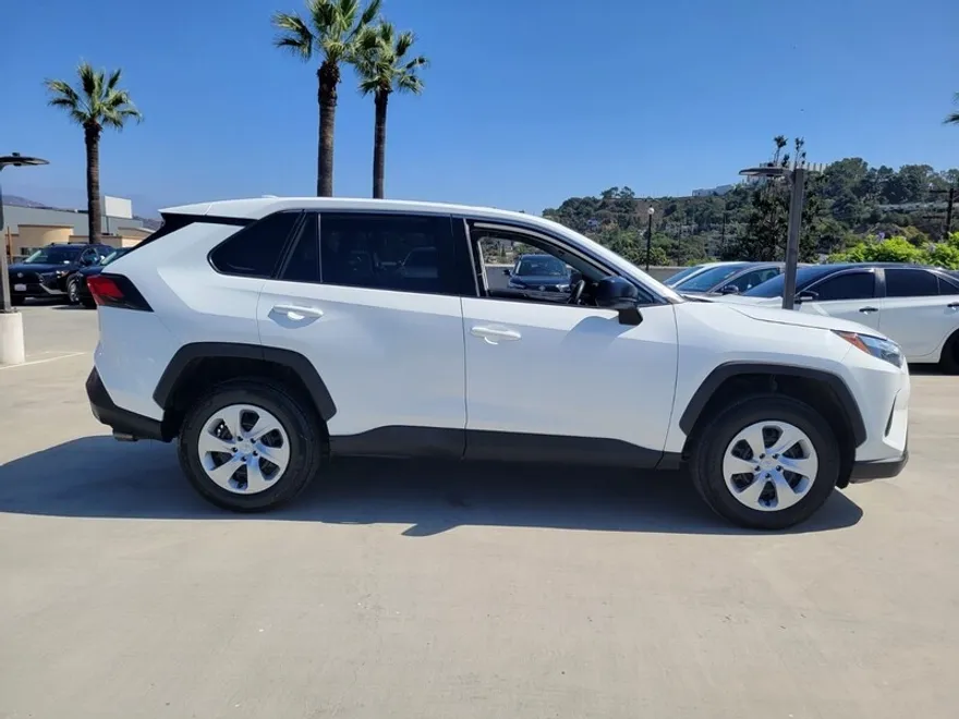 2023 Toyota RAV4 LE photo 1