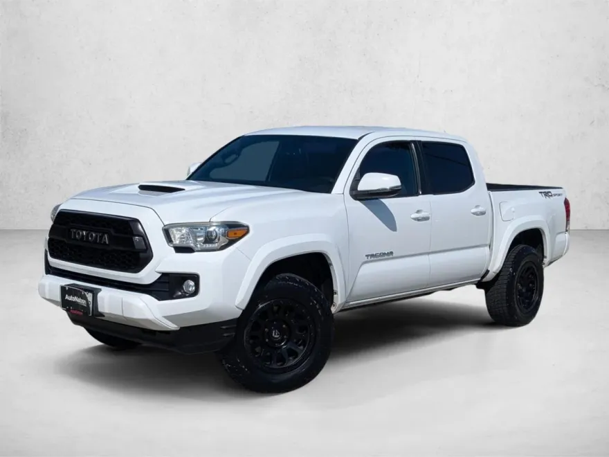 2017 Toyota Tacoma TRD Sport V6 photo 1