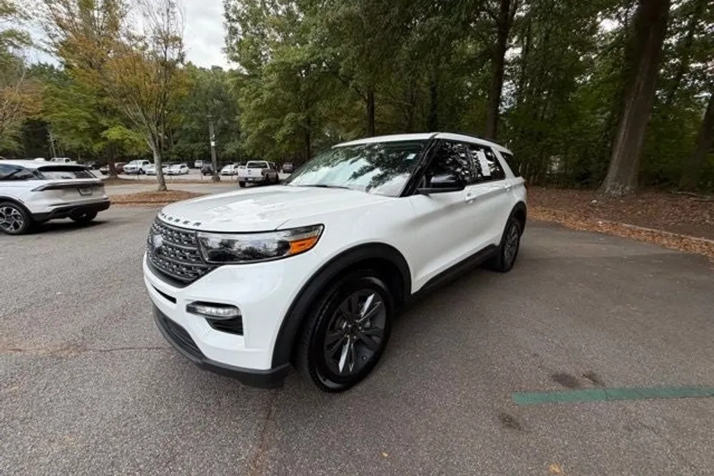 2023 Ford Explorer XLT photo 1