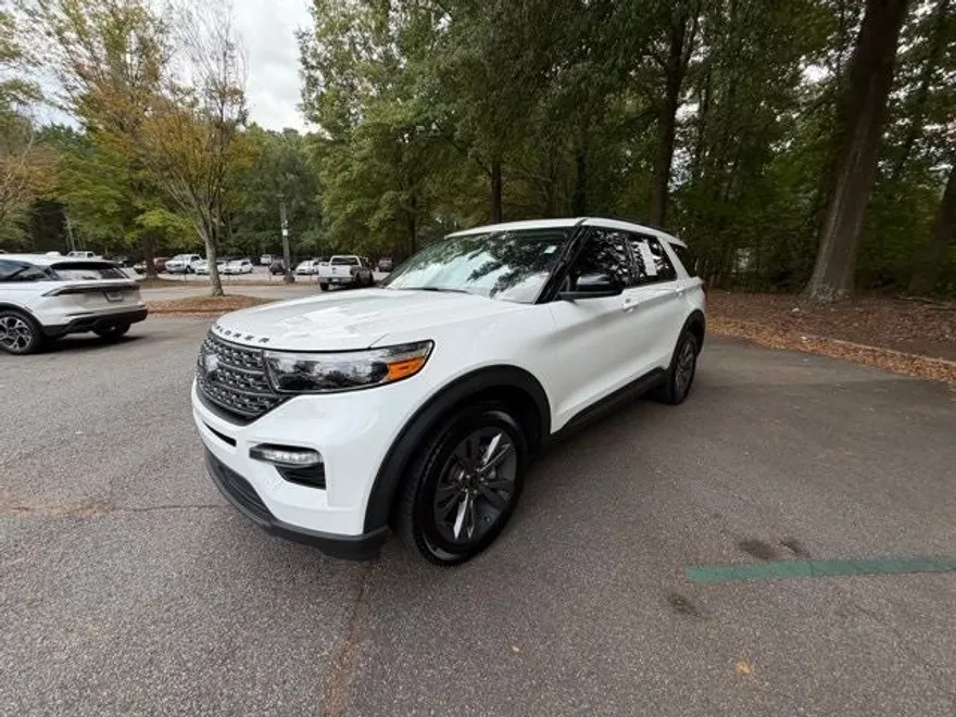 2023 Ford Explorer XLT photo 1