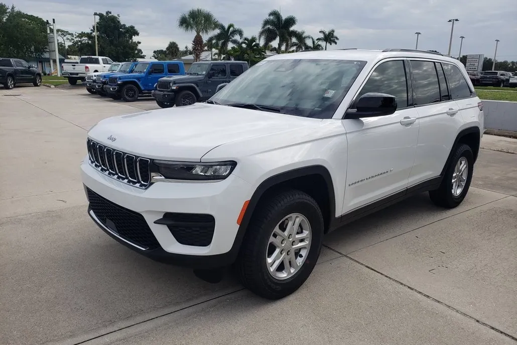 2025 Jeep Cherokee Laredo photo 1