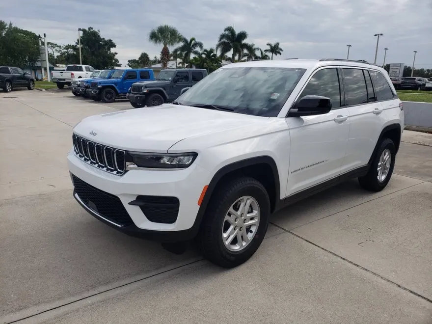 2025 Jeep Cherokee Laredo photo 1
