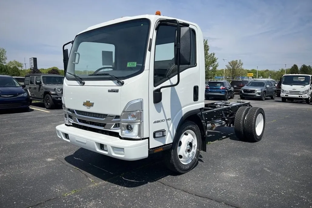 2024 Chevrolet Silverado 4500HD Base photo 1