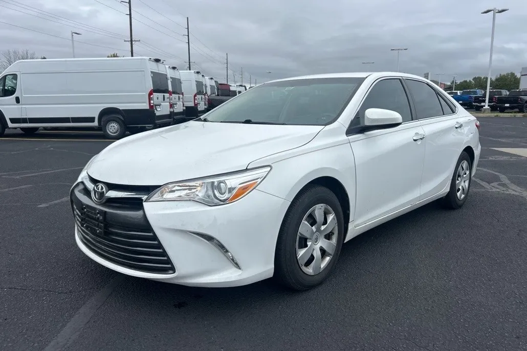 2016 Toyota Camry LE photo 1