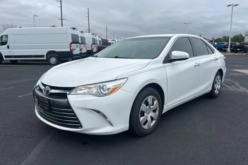 2016 Toyota Camry LE photo 1