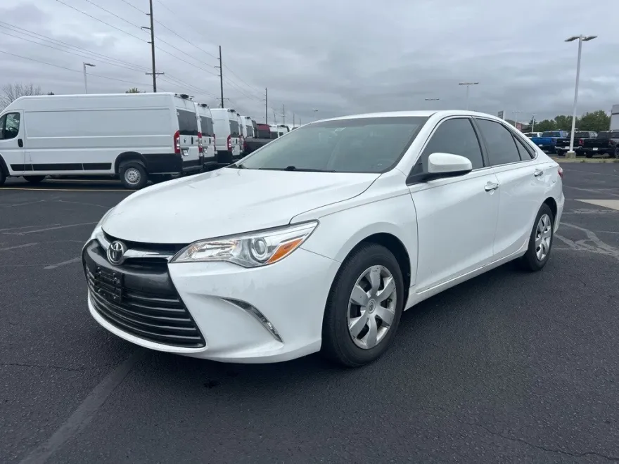 2016 Toyota Camry LE photo 1