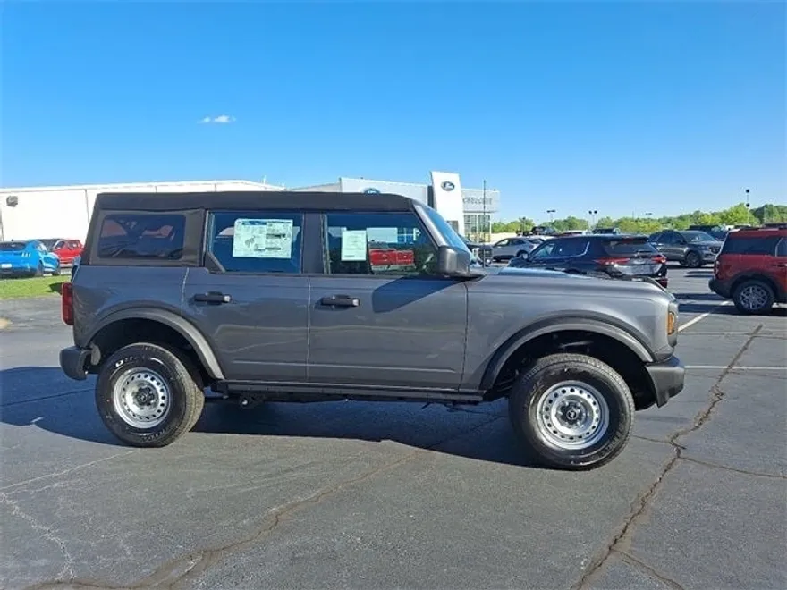 2025 Ford Bronco Base photo 8