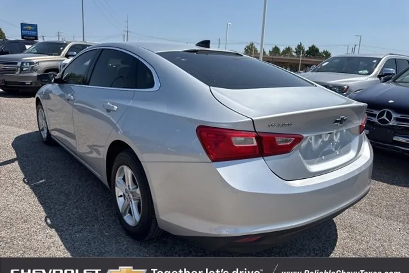 2021 Chevrolet Malibu LS photo 1