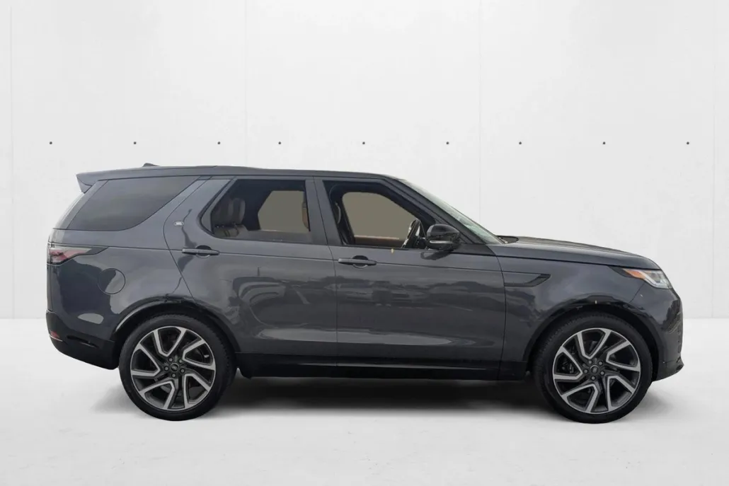 2024 Land Rover Discovery Metropolitan Edition photo 1