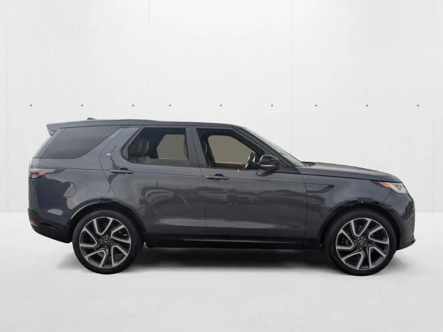 2024 Land Rover Discovery Metropolitan Edition photo 1