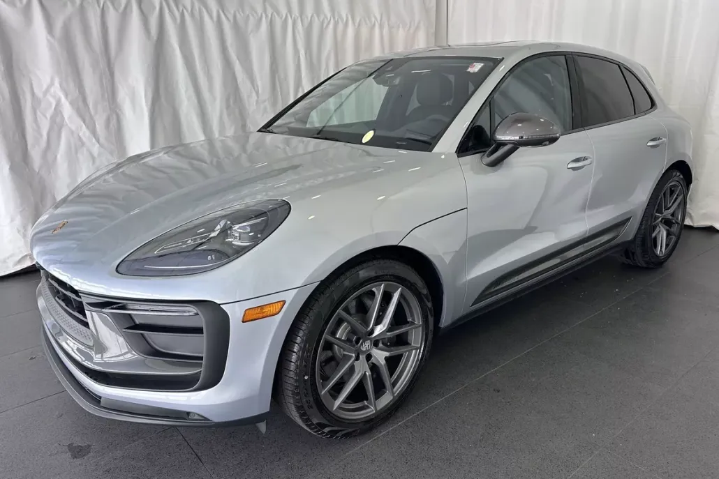 2025 Porsche Macan T photo 1
