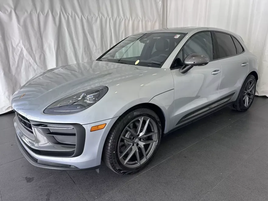 2025 Porsche Macan T photo 1