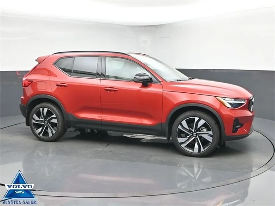 2023 Volvo XC40 Plus photo 1