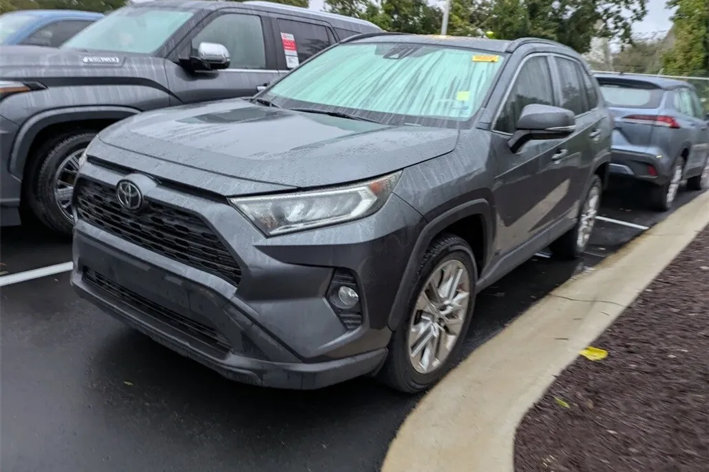 2019 Toyota RAV4 XLE Premium photo 1