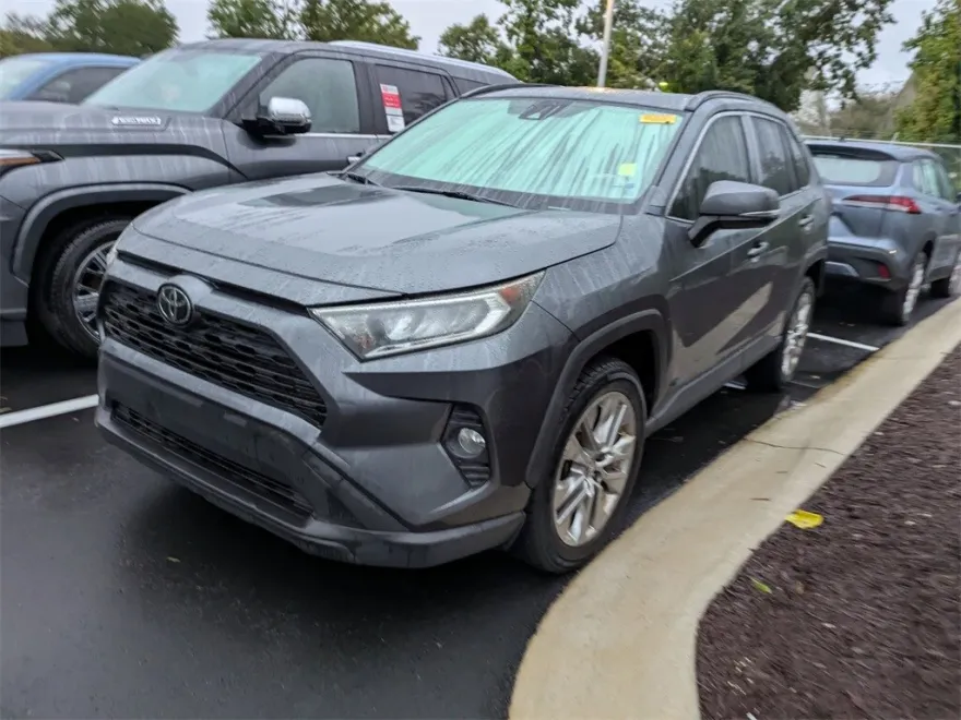 2019 Toyota RAV4 XLE Premium photo 1