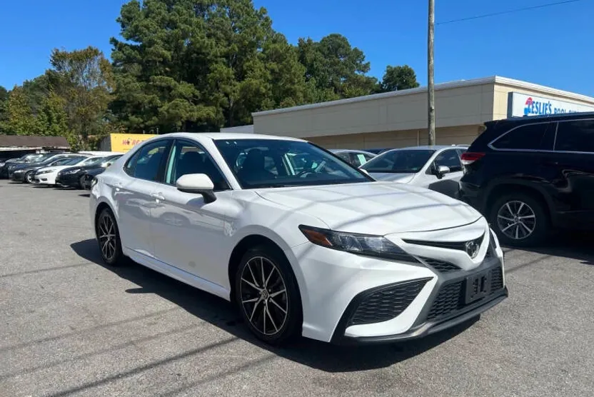 2021 Toyota Camry SE photo 1