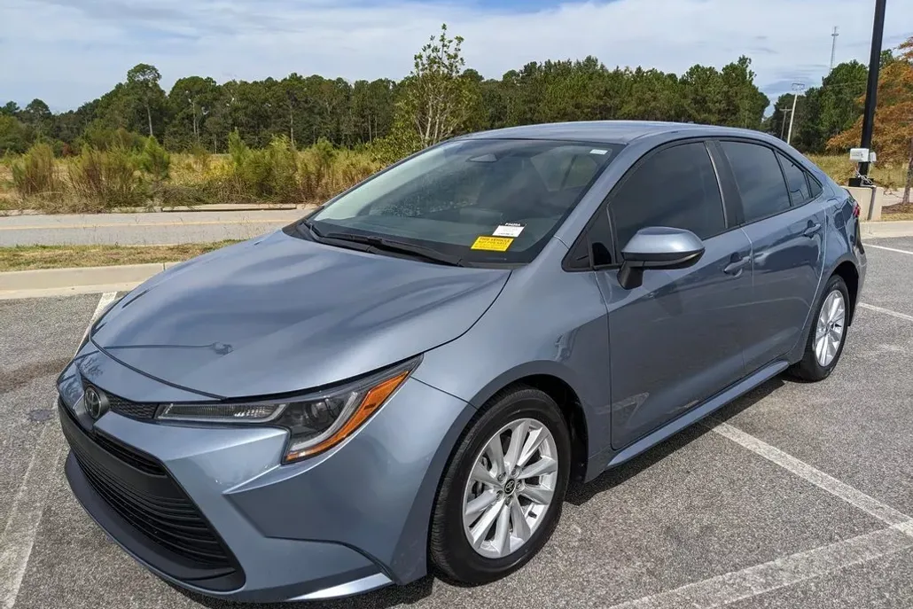 2024 Toyota Corolla LE photo 1
