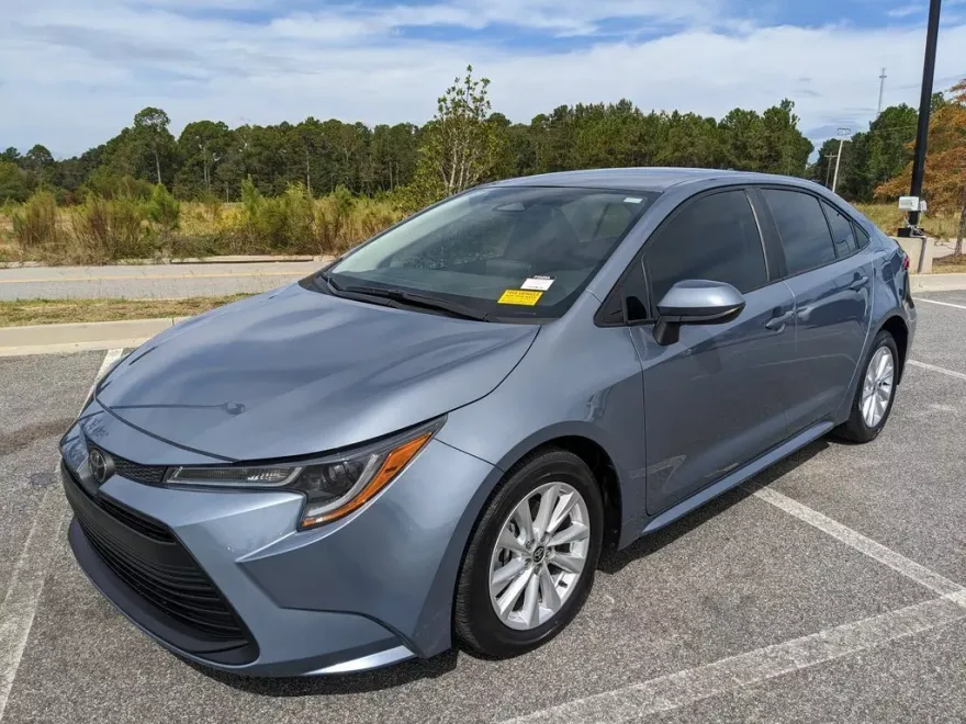 2024 Toyota Corolla LE photo 1