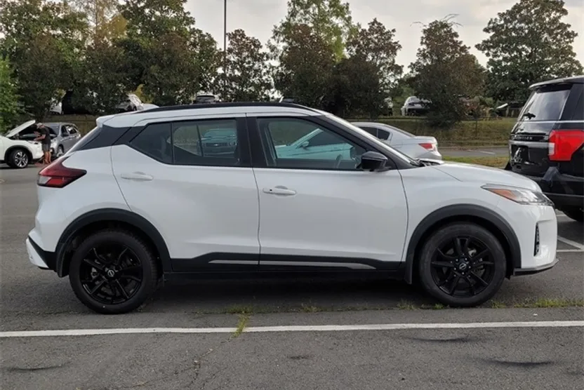 2023 Nissan Kicks SR photo 1