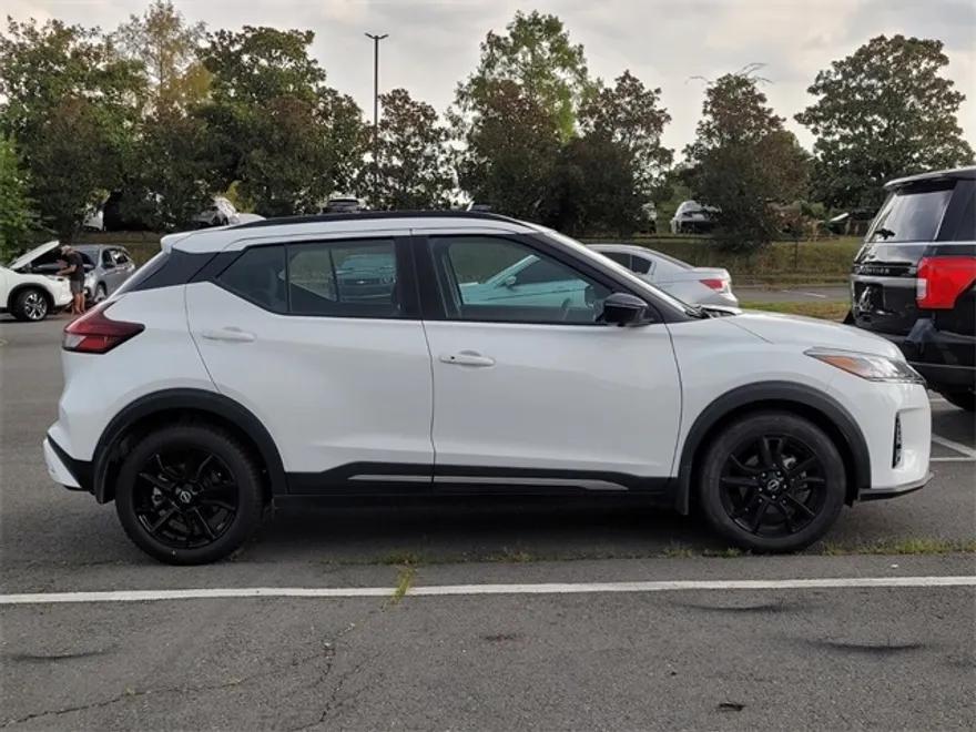 2023 Nissan Kicks SR photo 1