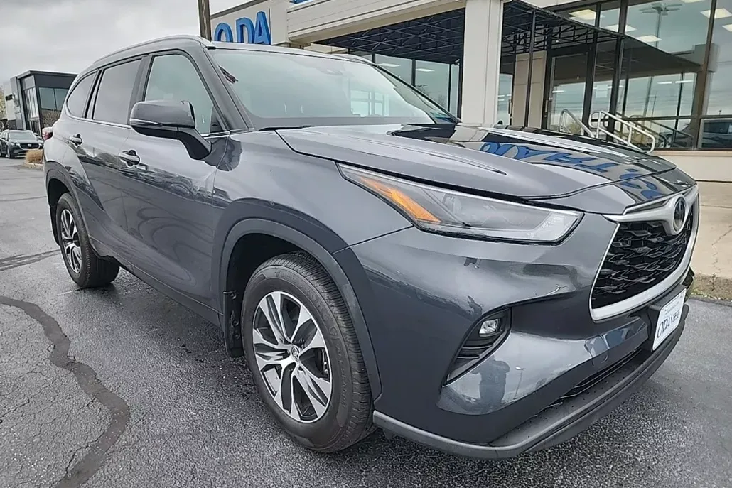 2023 Toyota Highlander XLE photo 1