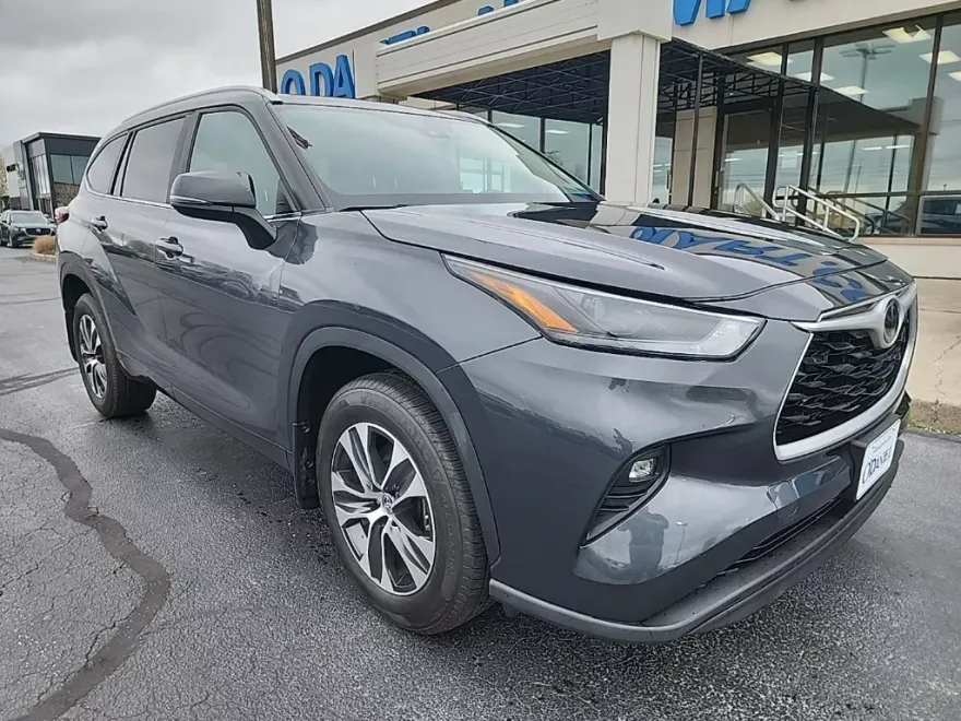 2023 Toyota Highlander XLE photo 1