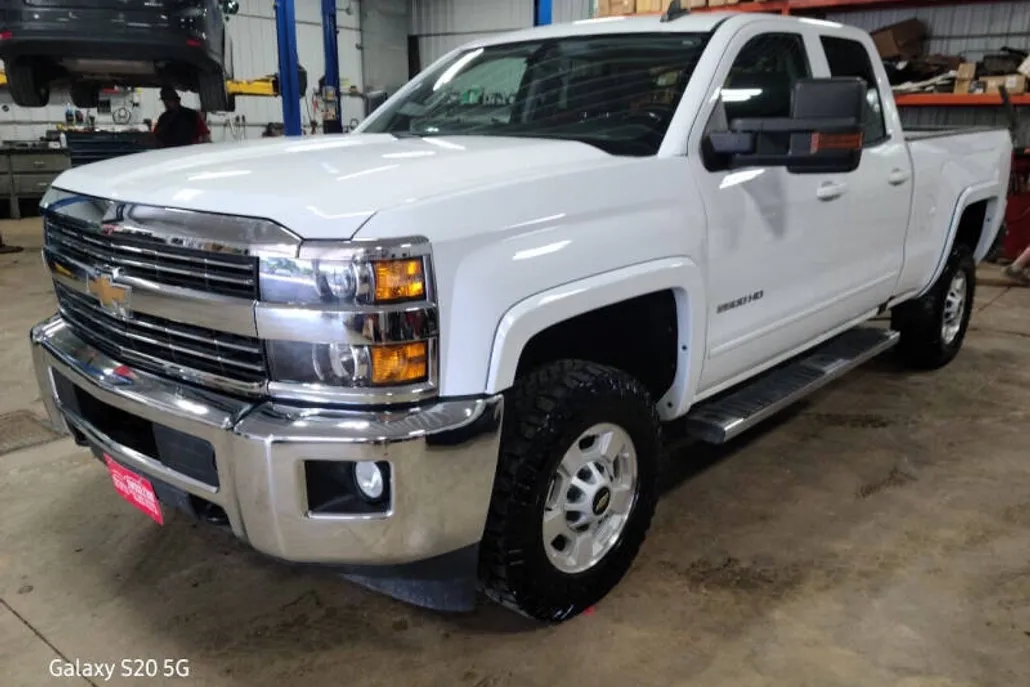 2018 Chevrolet Silverado LT photo 1