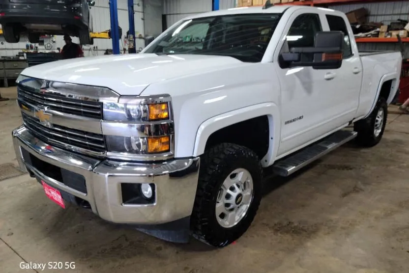 2018 Chevrolet Silverado LT photo 1