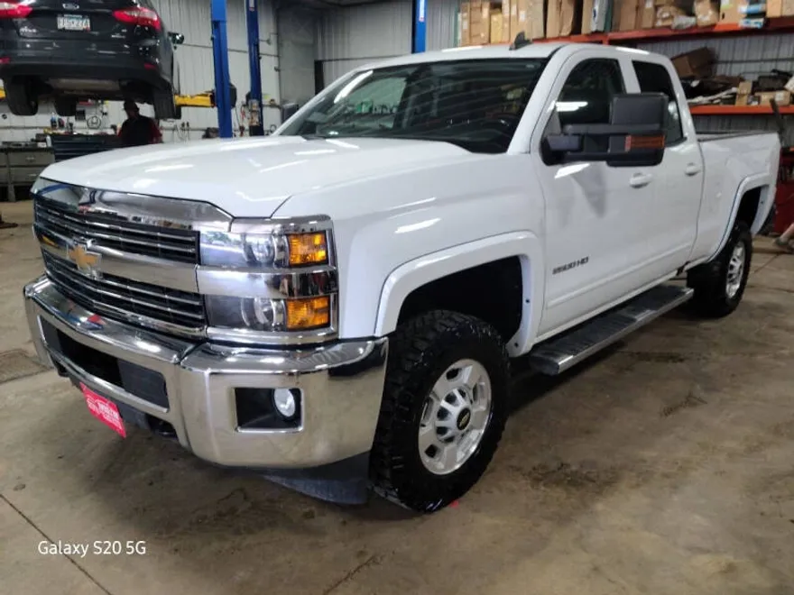 2018 Chevrolet Silverado LT photo 1