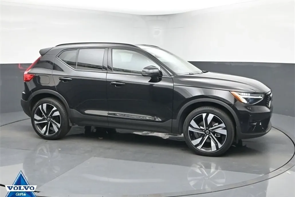 2024 Volvo XC40 Plus photo 1
