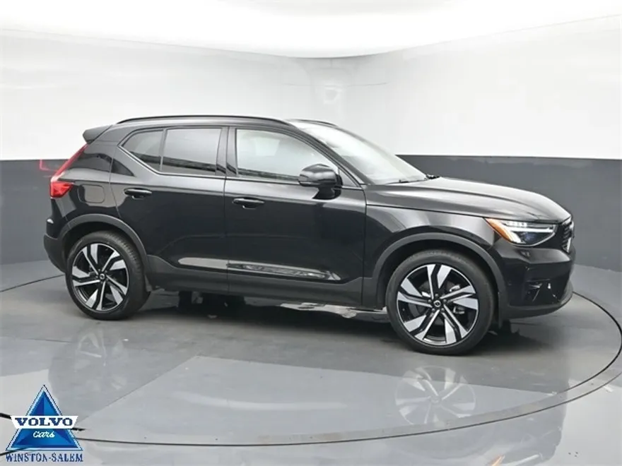 2024 Volvo XC40 Plus photo 1